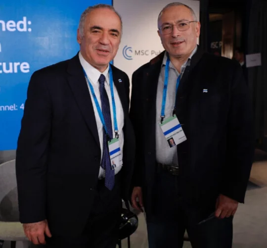 Російські опозиційні діячі Гаррі Каспаров (ліворуч) та Михайло Ходорковський