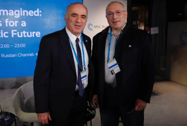 Російські опозиційні діячі Гаррі Каспаров (ліворуч) та Михайло Ходорковський