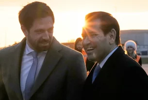 Державний секретар США Марко Рубіо розмовляє із заступником міністра закордонних справ Угорщини Левенте Мад'яром (ліворуч) після приземлення в Міжнародному аеропорту імені Ференца Ліста в Будапешті, Угорщина, у неділю, 15 лютого 2026 року.