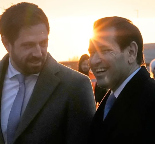 Державний секретар США Марко Рубіо розмовляє із заступником міністра закордонних справ Угорщини Левенте Мад'яром (ліворуч) після приземлення в Міжнародному аеропорту імені Ференца Ліста в Будапешті, Угорщина, у неділю, 15 лютого 2026 року.