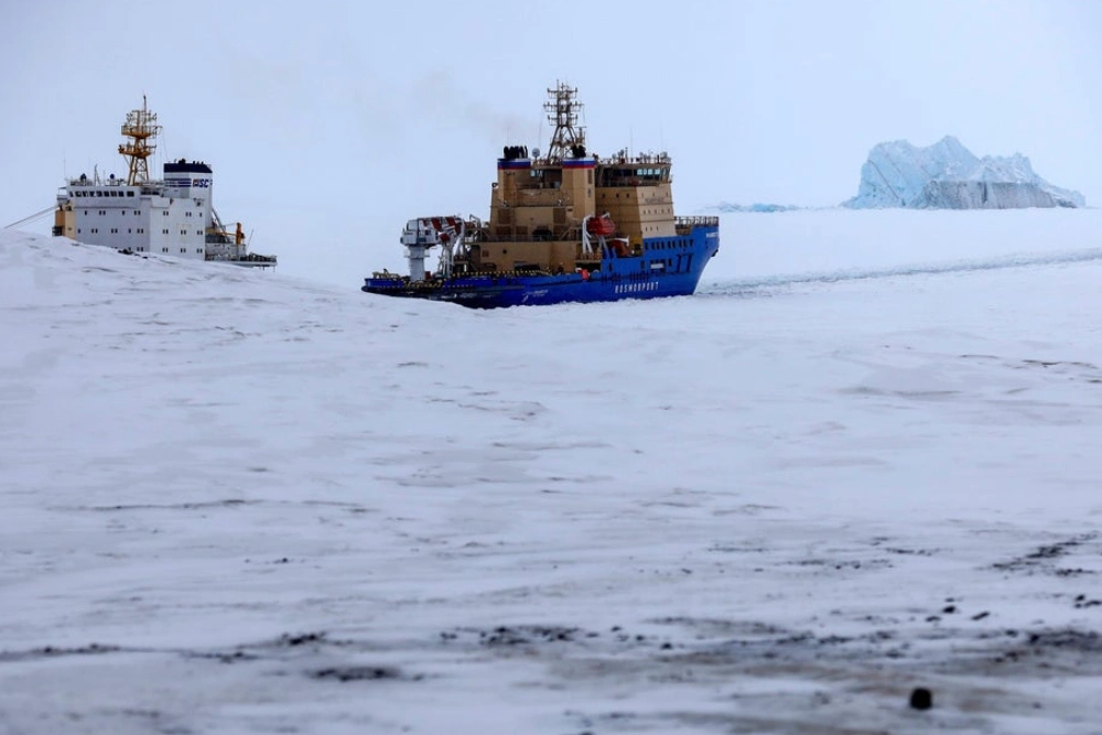 Поблизу порту на острові Олександрівська земля біля Нагурського, Росія, травень 2021 року.