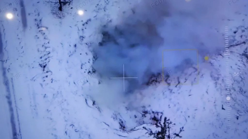 З російського бункера після удару дрона валяється дим