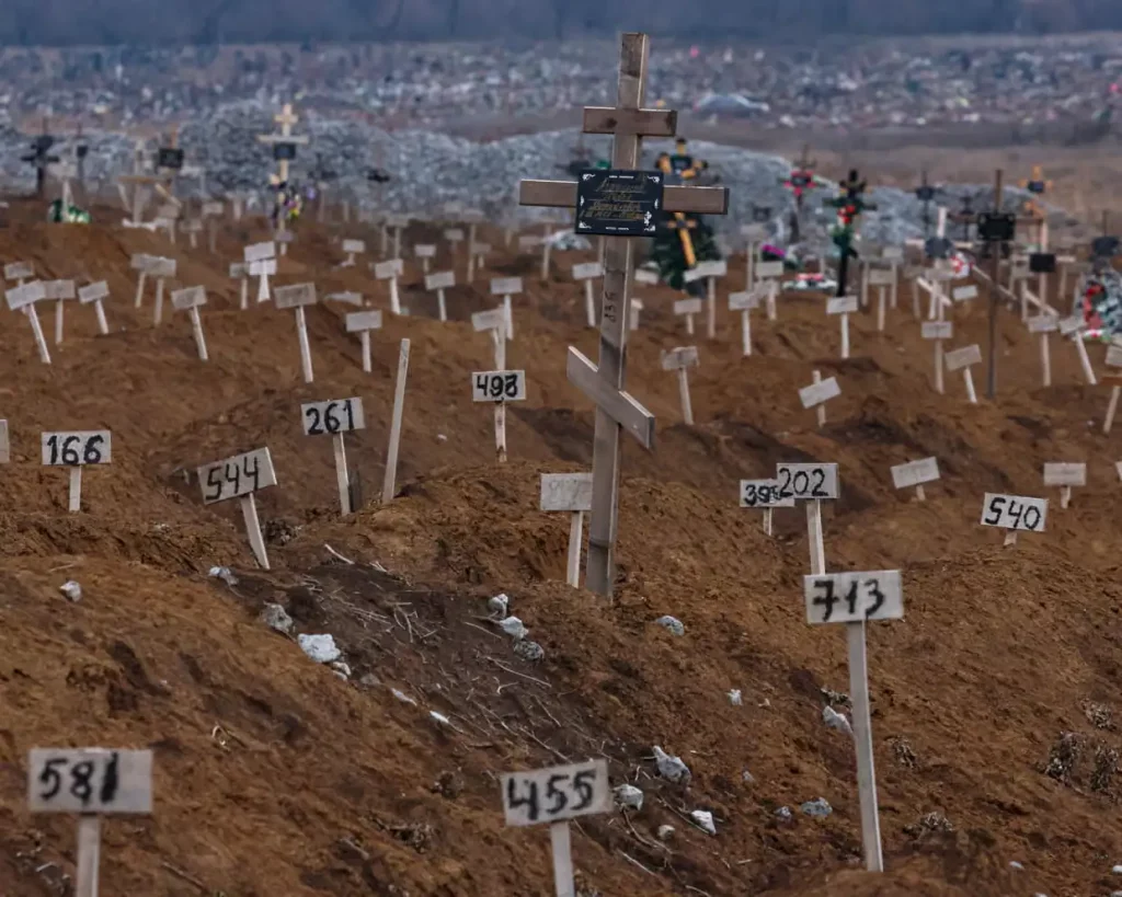 Цифри позначають могили невпізнаних мешканців, загиблих під час боїв в українському портовому місті Маріуполь