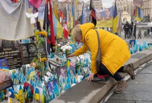 покладання квітів загиблим на війні на майдані незалежності