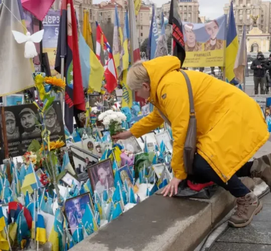 покладання квітів загиблим на війні на майдані незалежності