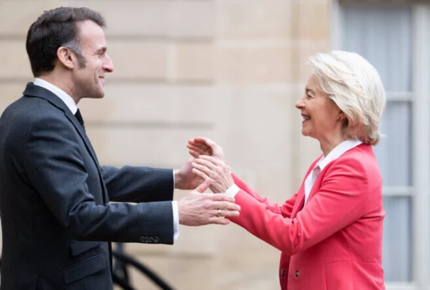 Французький президент Еммануель Макрон вітає на сходах Єлисейського палацу президента Європейської комісії Урсулу фон дер Ляєн.