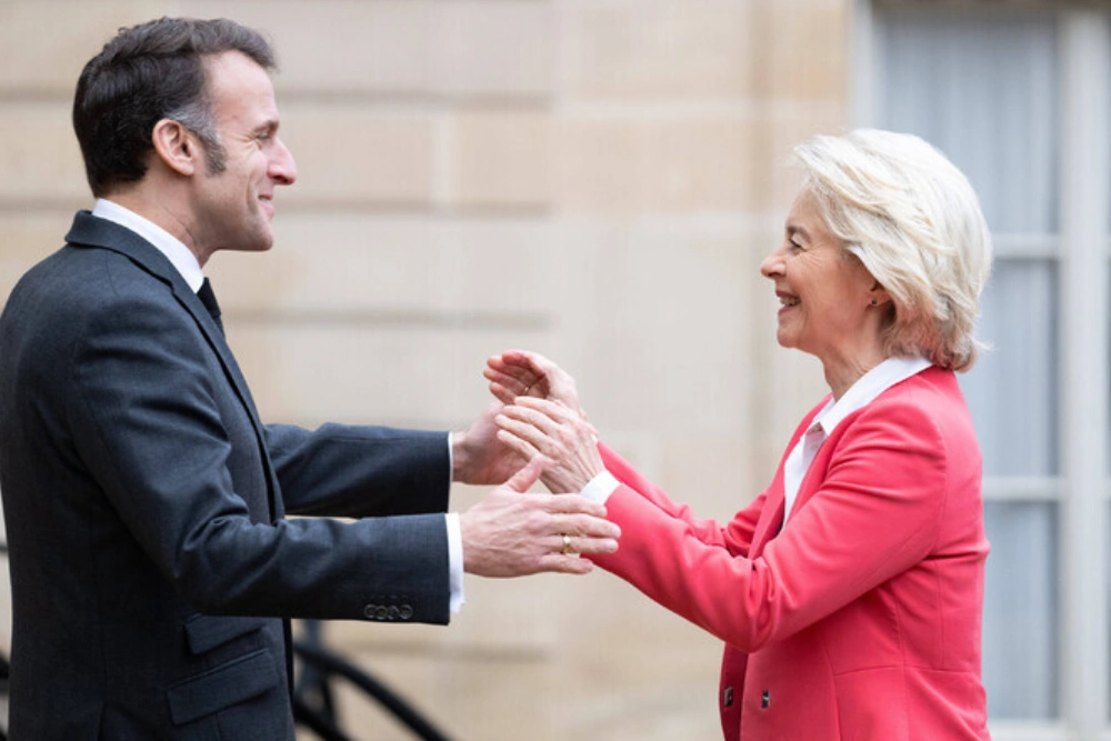 Французький президент Еммануель Макрон вітає на сходах Єлисейського палацу президента Європейської комісії Урсулу фон дер Ляєн.