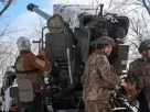 українські військові на передовій готують гаубицю "богдана"