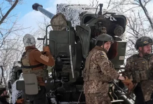 українські військові на передовій готують гаубицю "богдана"