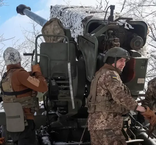 українські військові на передовій готують гаубицю "богдана"