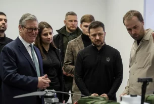 Прем'єр-міністр Великої Британії Кір Стармер і президент України Володимир Зеленський беруть участь у презентації українських військових дронів 16 січня 2025 року
