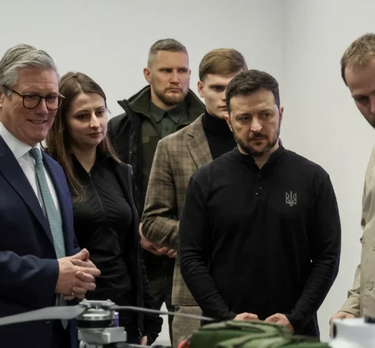 Прем'єр-міністр Великої Британії Кір Стармер і президент України Володимир Зеленський беруть участь у презентації українських військових дронів 16 січня 2025 року