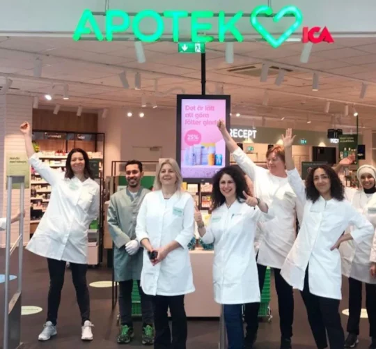 Група співробітників Apotek Hjärtat у Кісті в своїй аптеці.