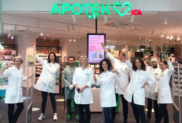 Група співробітників Apotek Hjärtat у Кісті в своїй аптеці.