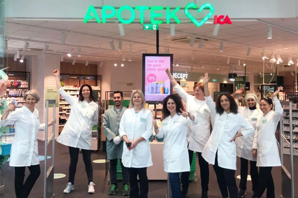 Група співробітників Apotek Hjärtat у Кісті в своїй аптеці.