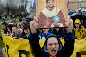 Молоді люди мітингують у Санкт-Петербурзі, Росія, з іконописом Павла Дурова під час спроби заборонити Telegram у 2018 році
