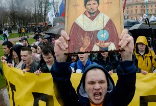 Молоді люди мітингують у Санкт-Петербурзі, Росія, з іконописом Павла Дурова під час спроби заборонити Telegram у 2018 році