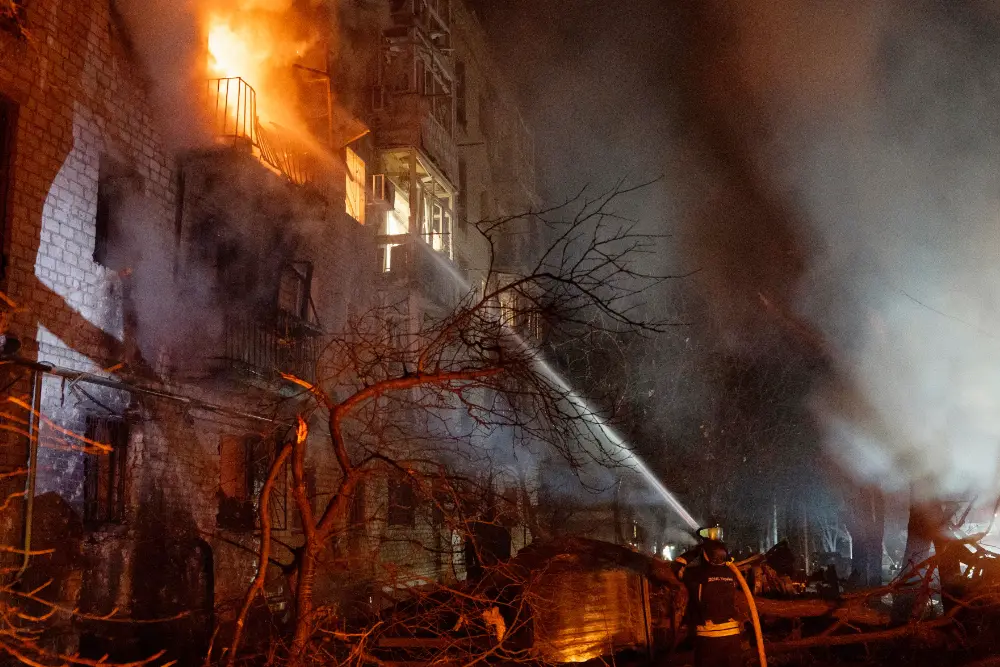 тушіння пожежи після ракетних ударів росії