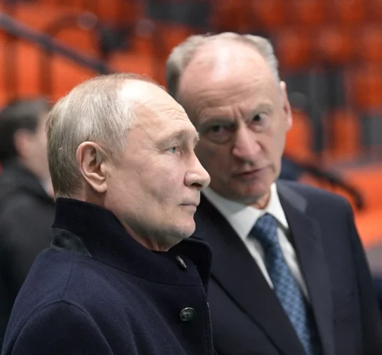 Президент Росії Володимир Путін слухає секретаря Ради Безпеки Миколу Патрушева під час відвідування спортивної зали Санкт-Петербурзького державного морського технічного університету в місті Санкт-Петербург