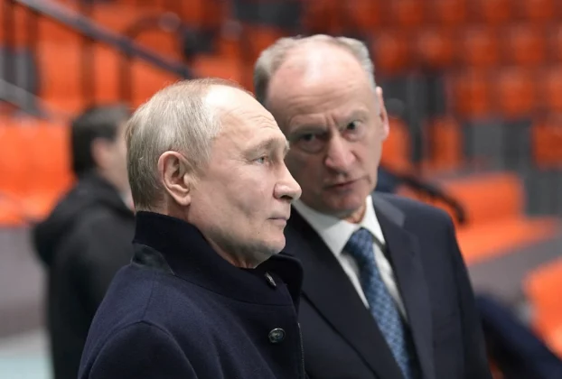 Президент Росії Володимир Путін слухає секретаря Ради Безпеки Миколу Патрушева під час відвідування спортивної зали Санкт-Петербурзького державного морського технічного університету в місті Санкт-Петербург