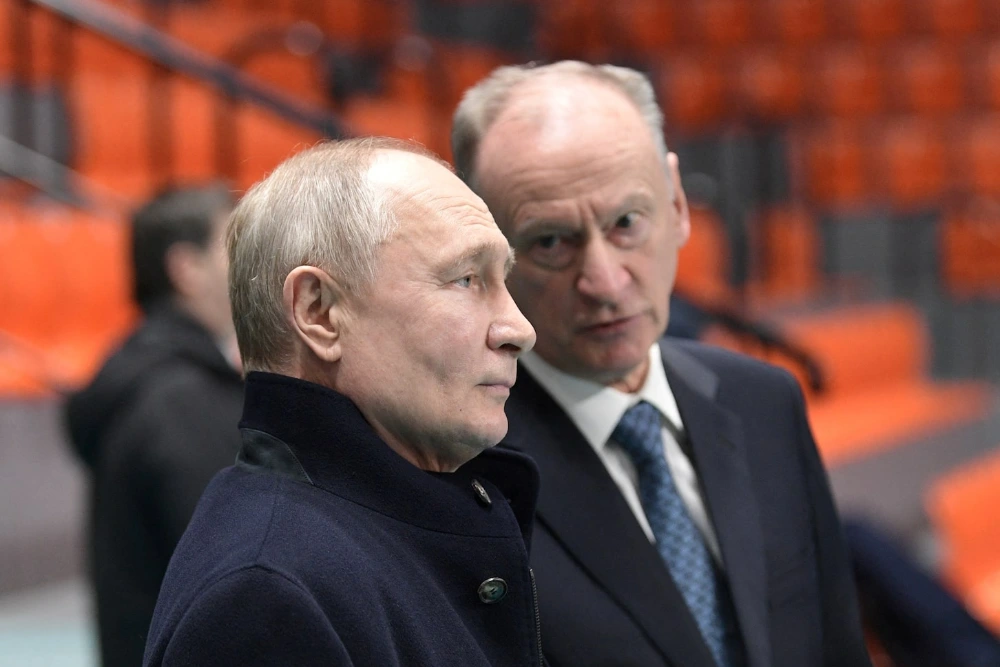 Президент Росії Володимир Путін слухає секретаря Ради Безпеки Миколу Патрушева під час відвідування спортивної зали Санкт-Петербурзького державного морського технічного університету в місті Санкт-Петербург