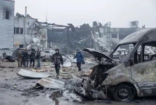 Мешканці оглядають збитки на місці російського обстрілу в Одесі, Україна, 13 лютого.