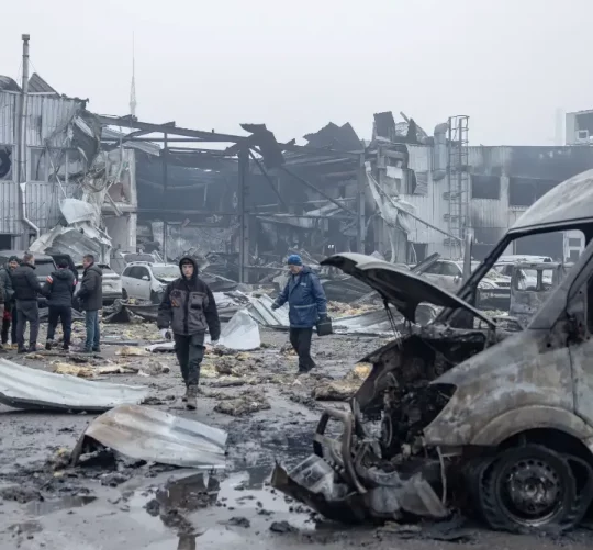 Мешканці оглядають збитки на місці російського обстрілу в Одесі, Україна, 13 лютого.