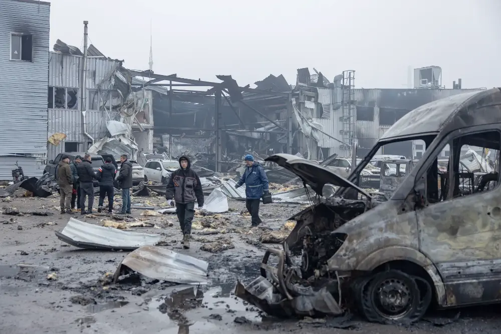 Мешканці оглядають збитки на місці російського обстрілу в Одесі, Україна, 13 лютого.