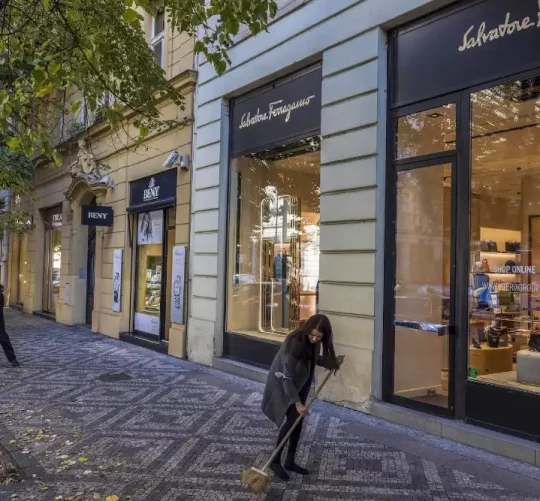 вивіска італьянського бутіку Ferragamo