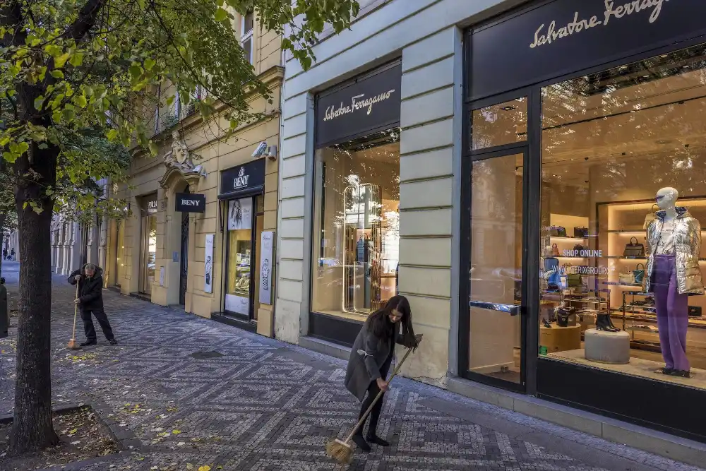 вивіска італьянського бутіку Ferragamo