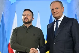 Зеленський та Туск тиснуть руки