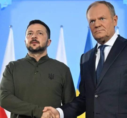 Зеленський та Туск тиснуть руки