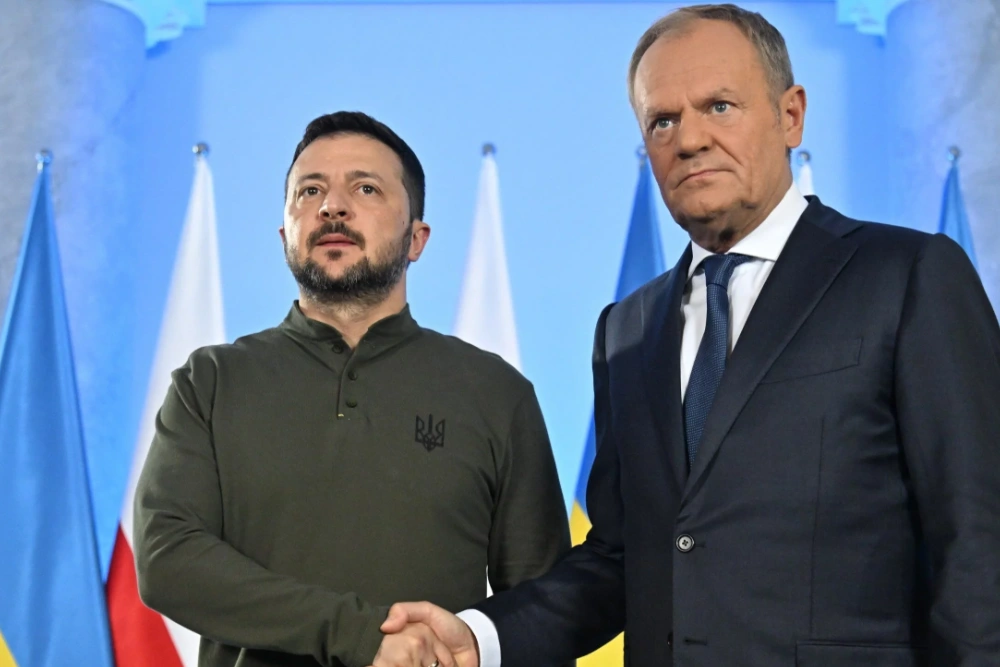 Зеленський та Туск тиснуть руки