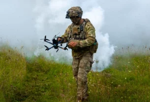 військовий налаштовує дрон