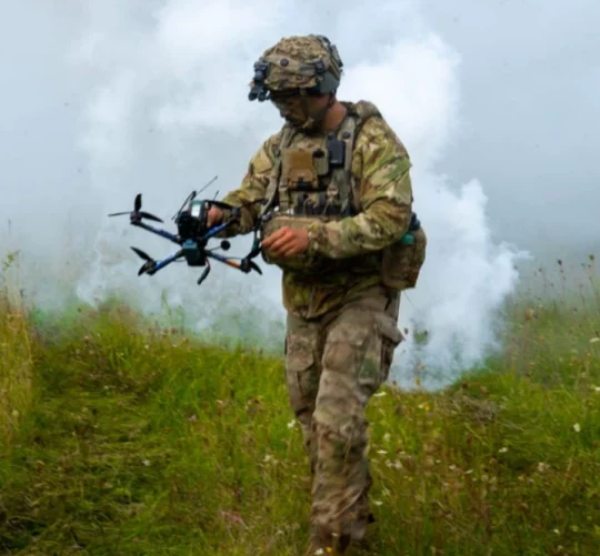 військовий налаштовує дрон