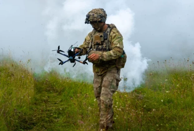 військовий налаштовує дрон