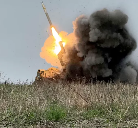 Українські військовослужбовці стріляють з реактивної системи залпового вогню (РСЗВ)