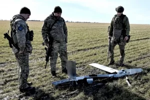 військові стоять біля збитого дрону