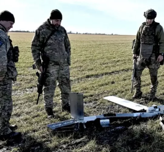 військові стоять біля збитого дрону