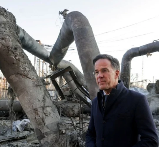 Генеральний секретар НАТО Марк Рютте відвідує теплову електростанцію, яка зазнала значних пошкоджень внаслідок російських ракетних ударів і ударів безпілотників, на тлі російської агресії проти України, Київ, Україна, 3 лютого 2026 року.