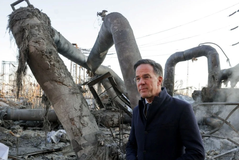 Генеральний секретар НАТО Марк Рютте відвідує теплову електростанцію, яка зазнала значних пошкоджень внаслідок російських ракетних ударів і ударів безпілотників, на тлі російської агресії проти України, Київ, Україна, 3 лютого 2026 року.