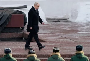 президент росії йде по площі перед війсковими