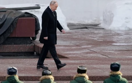 президент росії йде по площі перед війсковими