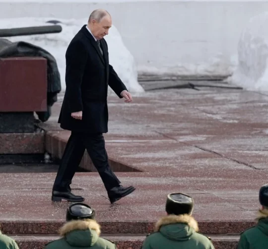 президент росії йде по площі перед війсковими