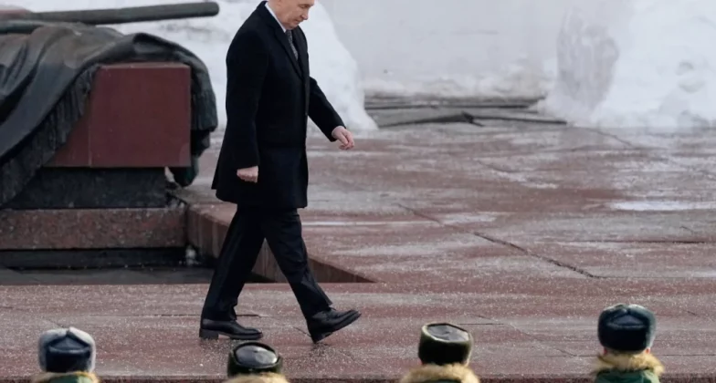 президент росії йде по площі перед війсковими