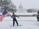у Вашингтоні катаються на сноуборді із за кількості снігу