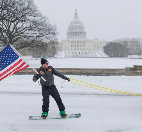 у Вашингтоні катаються на сноуборді із за кількості снігу