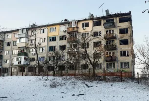 розбитий будинок в наслідок нападу безпілотників на Київ 3 лютого