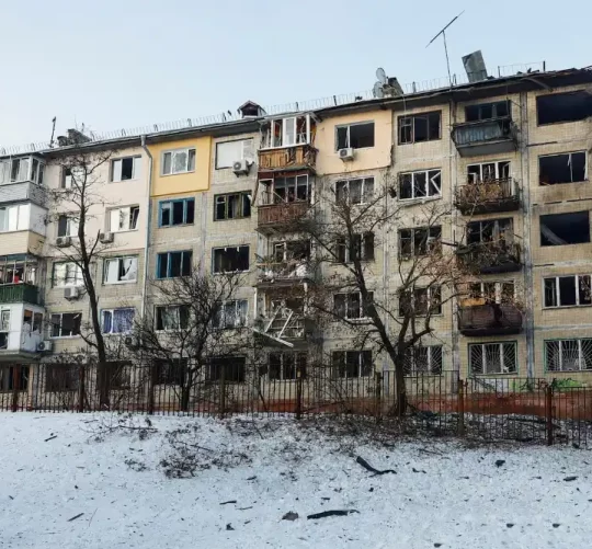 розбитий будинок в наслідок нападу безпілотників на Київ 3 лютого