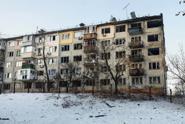 розбитий будинок в наслідок нападу безпілотників на Київ 3 лютого